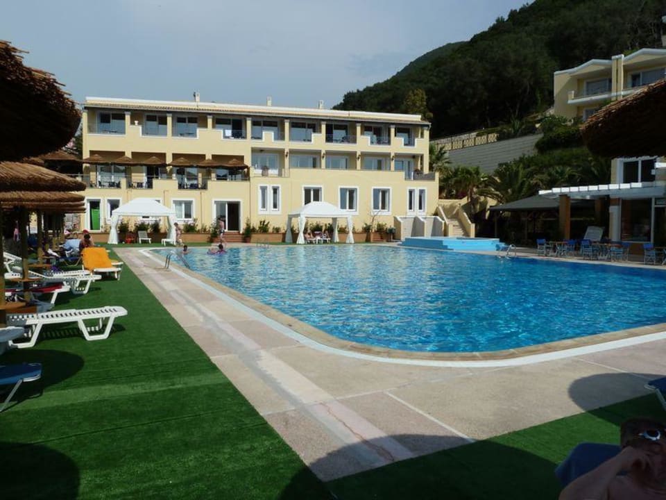 Schwimmbecken Ithea Suites Hotel