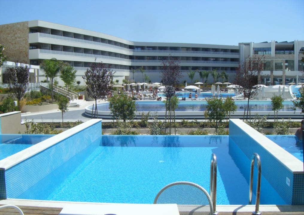 Privatpool mit Blick auf die Anlage / Haupthaus Princess Andriana Resort & Spa