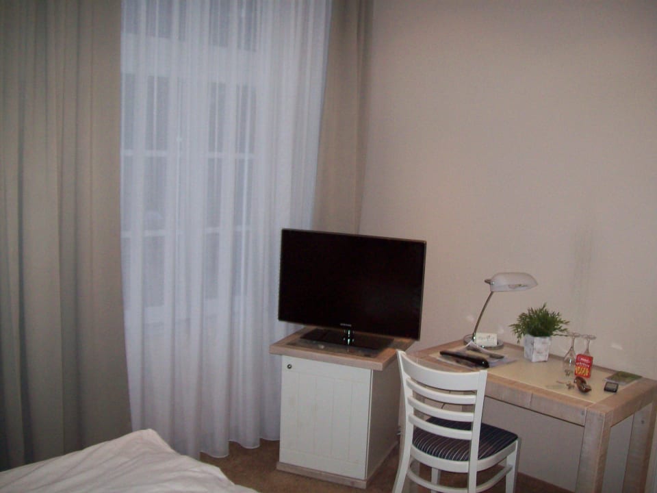 Schreibtisch neben Minibar und Flat TV Hotel Hinrichs (Vorübergehend geschlossen)