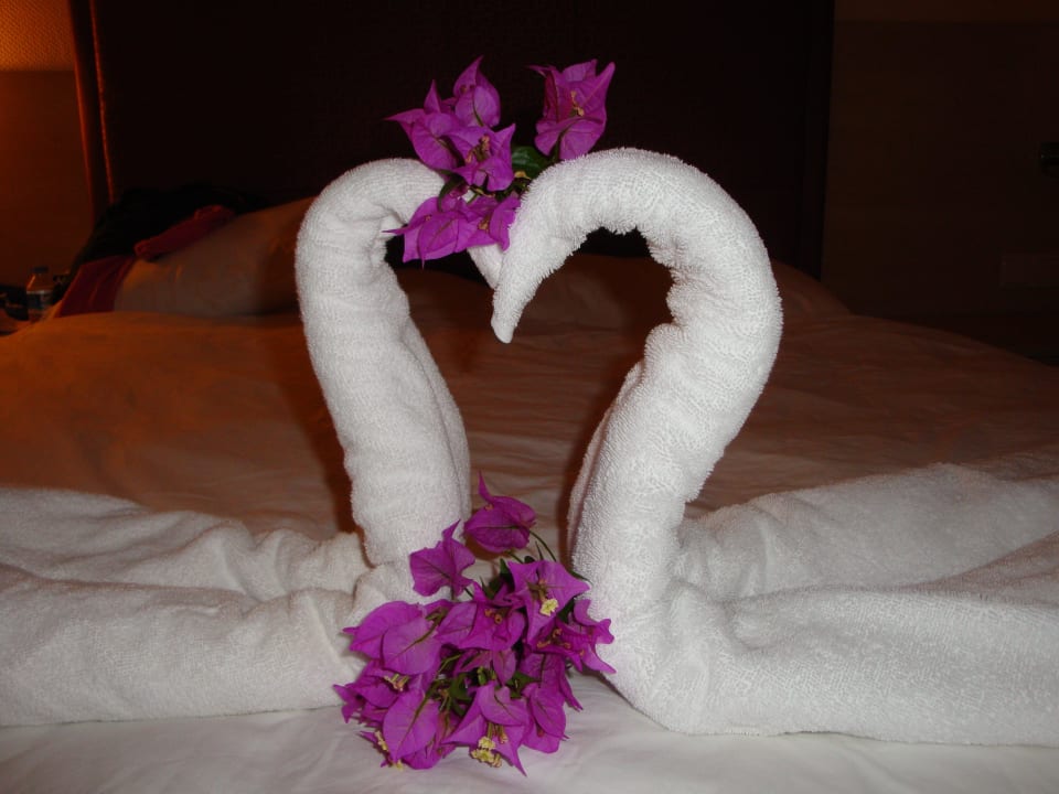 Samstags schöne Figuren mit Blumen auf dem Bett! VONRESORT Golden Beach