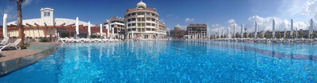 Vom Pool zum Haupthaus Kirman Belazur Resort & Spa