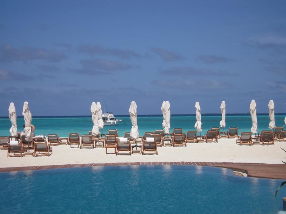 Zwischen Pool und Meer Six Senses Kanuhura