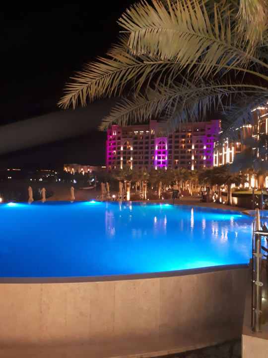 Pool bei Nacht  DoubleTree by Hilton Resort & Spa Marjan Island