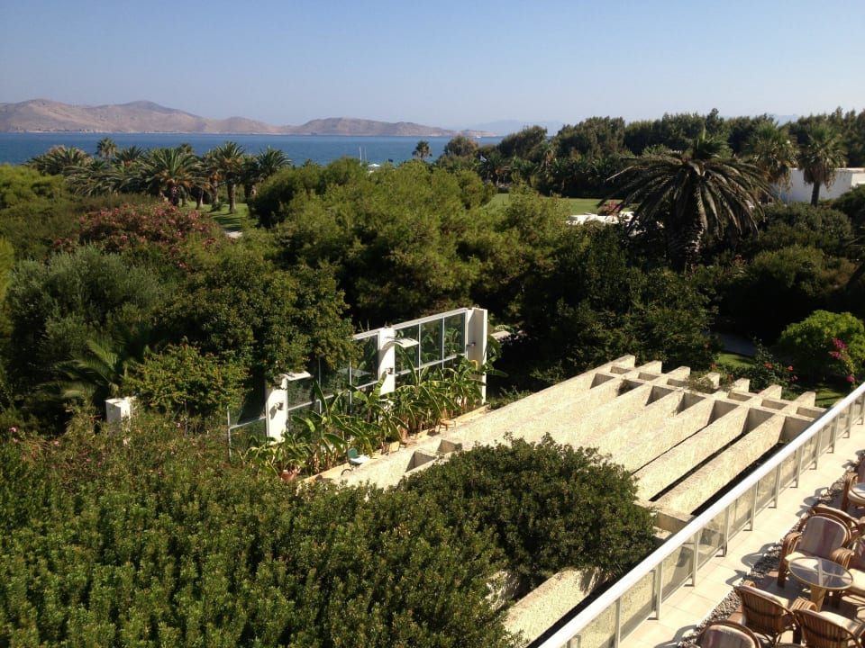 Blick von der Terrasse zum Strand Caravia Beach Hotel