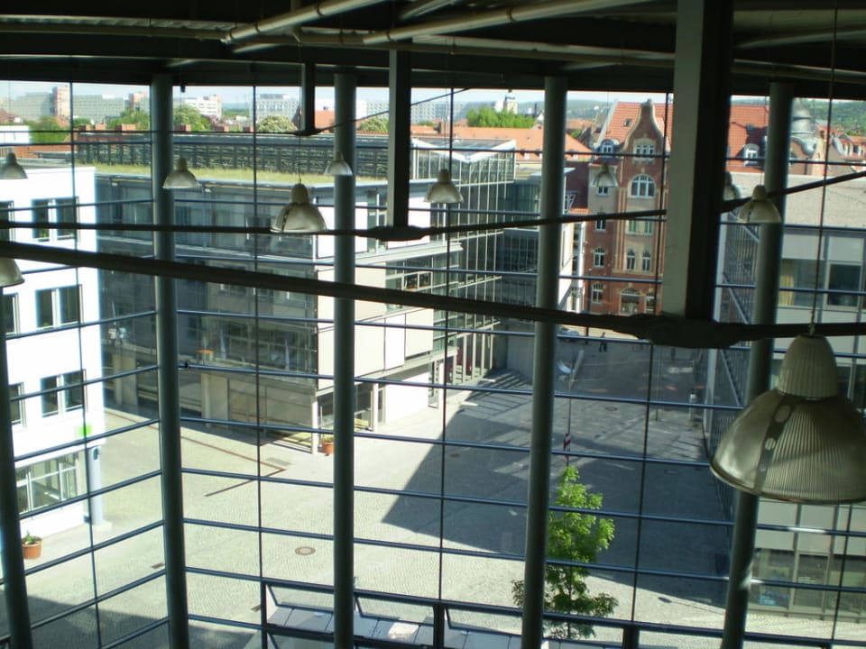 Blick durch die Glasfassade Dorint Hotel am Dom Erfurt