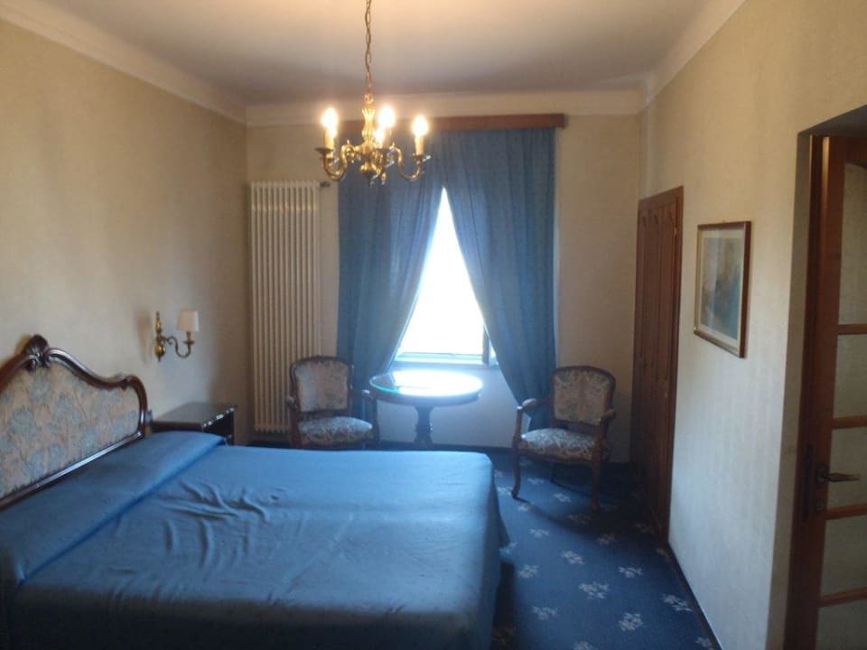 Das grössere Schlafzimmer Hotel Metropole Suisse