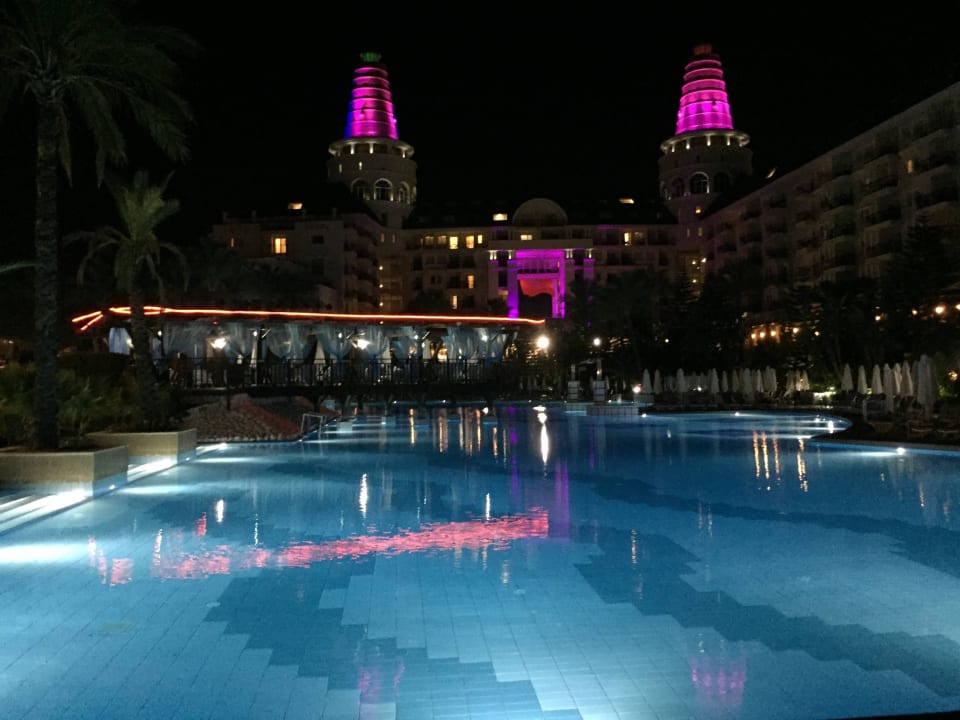 Hotel und Poolanlage bei Nacht Hotel Delphin Diva