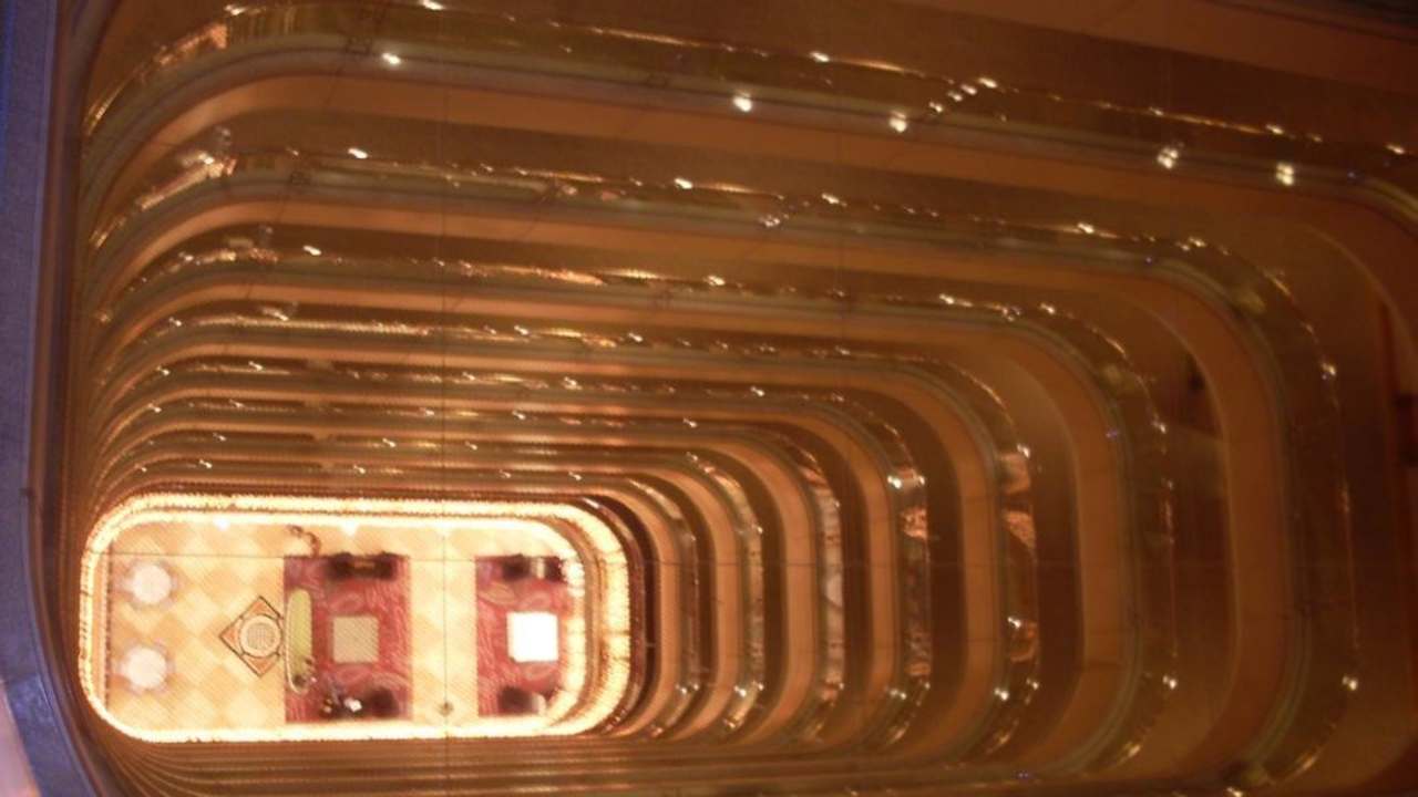 Blick vom 16. Stock zur Lobby Hotel Holiday Inn East Taipei