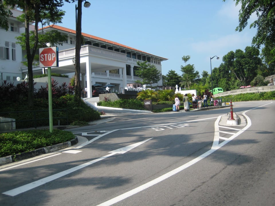 Zufahrt zum Hotel Oasia Resort Sentosa