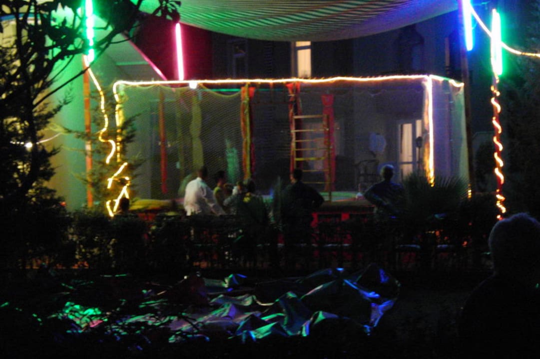 Trampolin bei Nacht Mira Meridia Beach Hotel