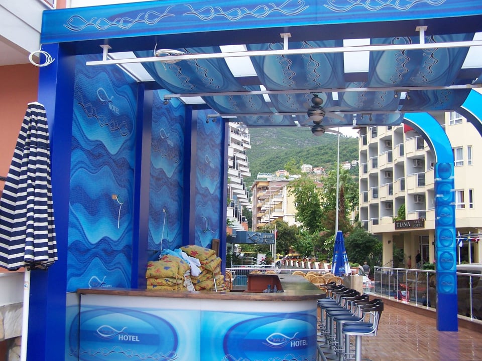 Blick von der Straße auf die neue Bar Kleopatra Balik