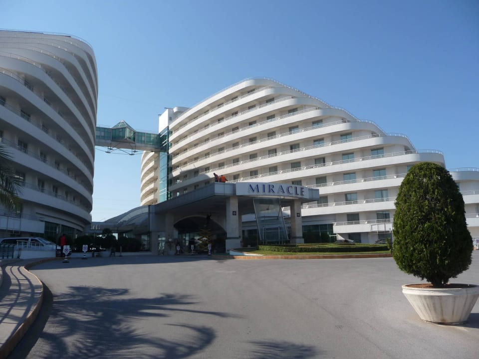 Eingang... Hotel Miracle Resort