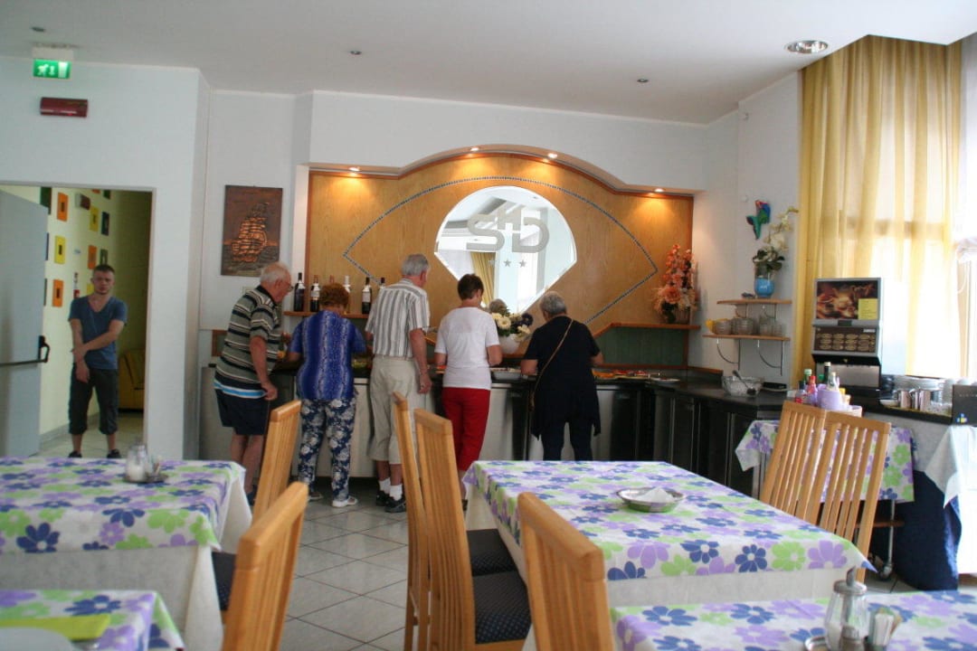 Stau am Vorspeisenbuffet San Domingo