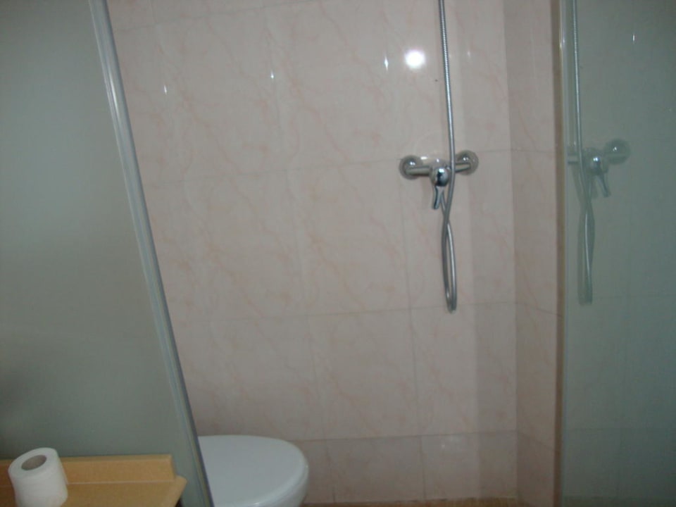 Dusche & Toilette in einem Raum Hostal Mare Nostrum