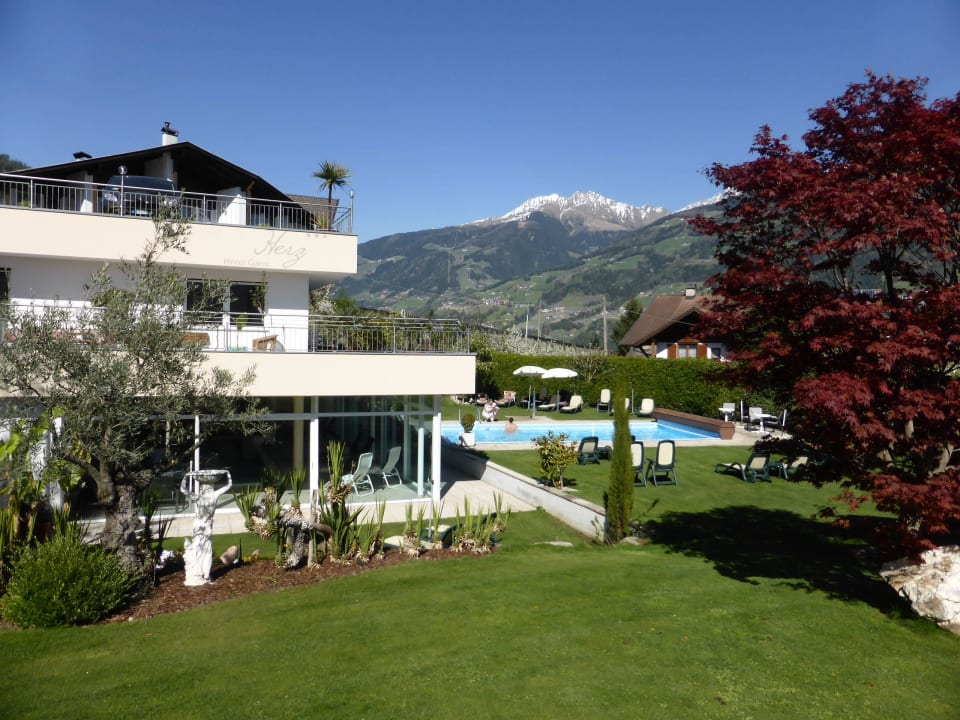 Innen- und Außenpool mit Gartenanlage Hotel Garni Herz