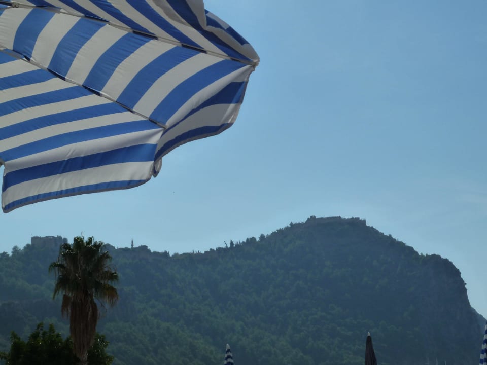 Ausblick auf die Burg Gardenia Hotel