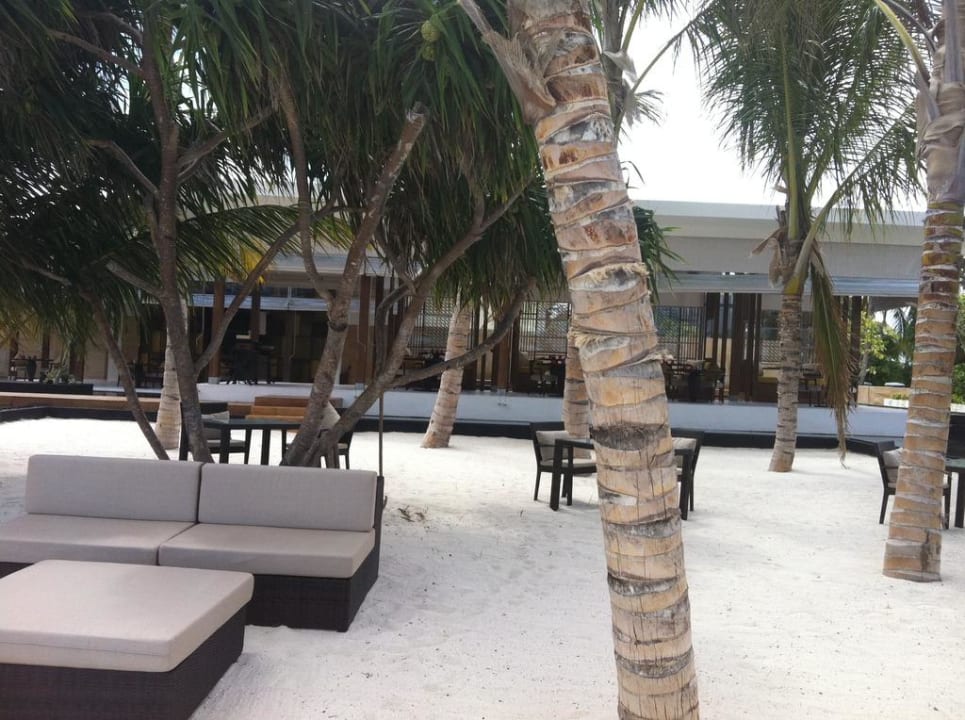 Vor dem Restaurant The Halcyon Private Isles Maldives, Autograph Collection
