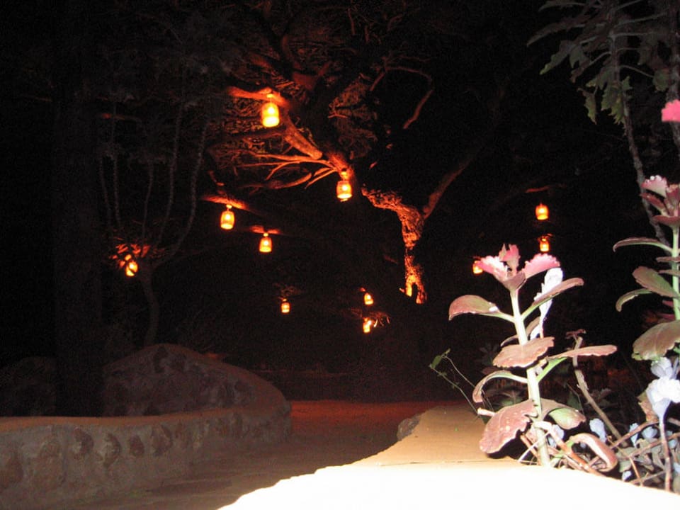 Lodge am Abend Hotel Amboseli Sopa Lodge