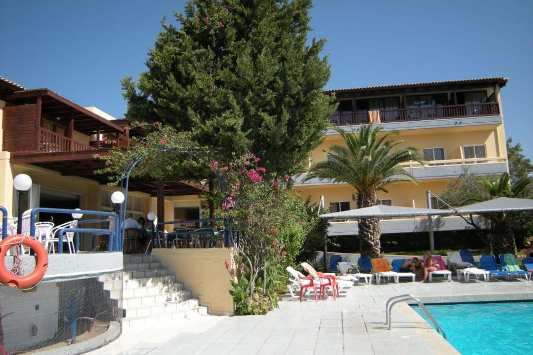 Blick auf das Haupthaus von der Poolseite Hotel Golden Odyssey