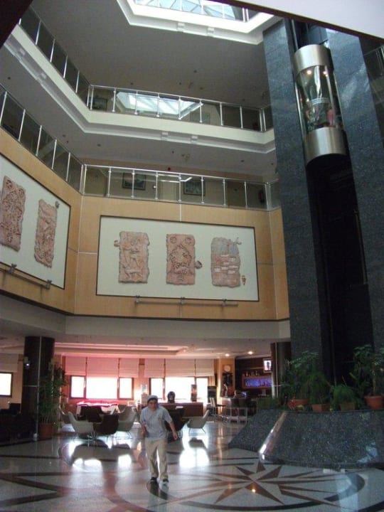 Le hall de l'hotel Hane Family Resort