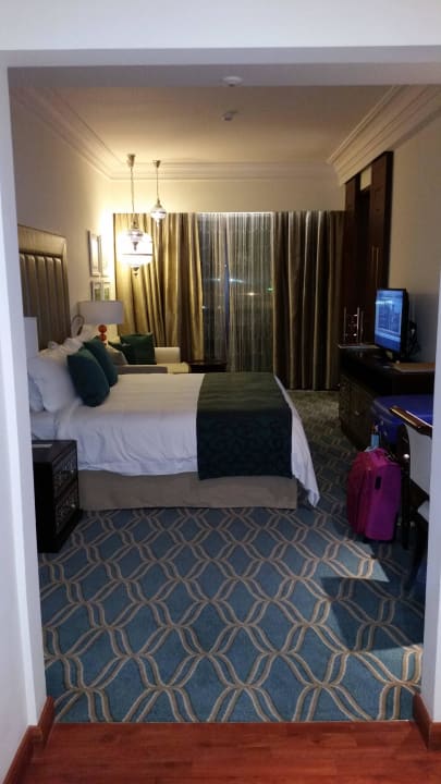 Zimmer vom Eingang aus gesehen Ajman Saray, a Luxury Collection Resort