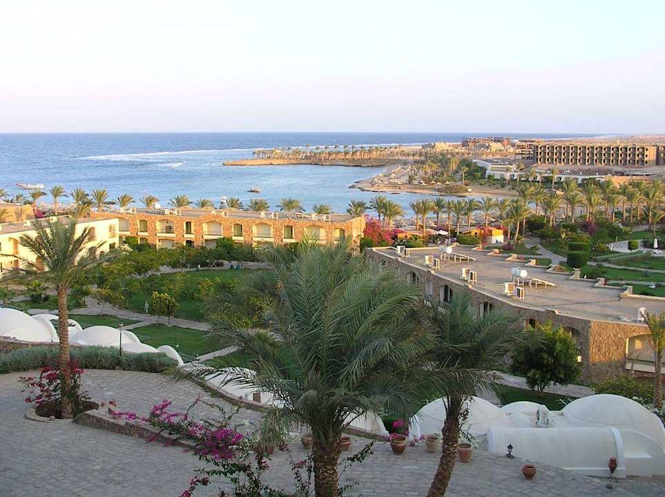 Blick Richtung Strand kurz vor Sonnenunergang Brayka Bay Resort