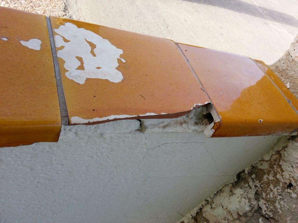 Heruntergekommene Fliesen ect. blau punta reina