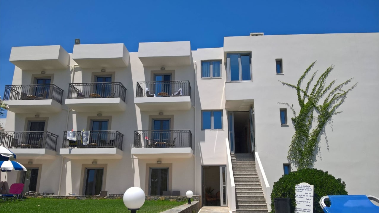 Eines der Hotelgebäude Hotel Ariadne Beach