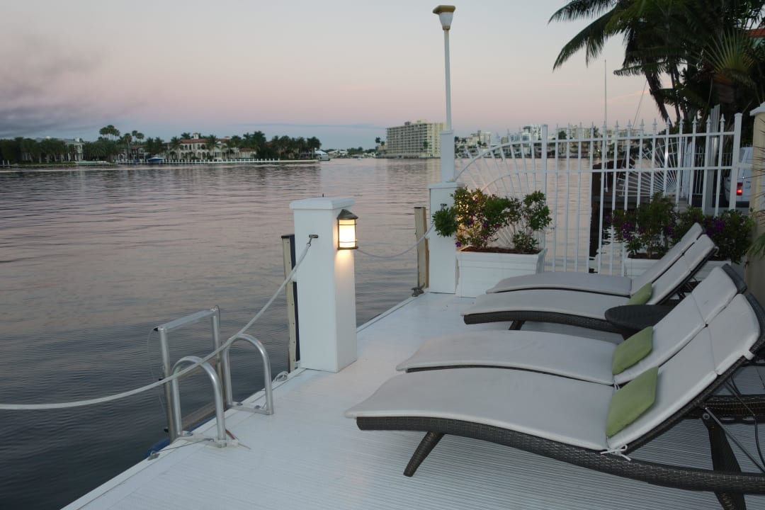 Liegestühle am Deck Hotel The Pillars At New River Sound