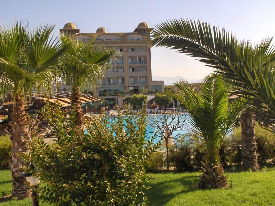 Weiteres Foto durch die Gartenanlage fotografiert Aydinbey Kings Palace & Spa