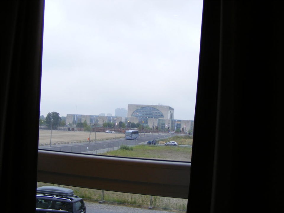 Blick aufs Kanzleramt MEININGER Hotel Berlin Hauptbahnhof