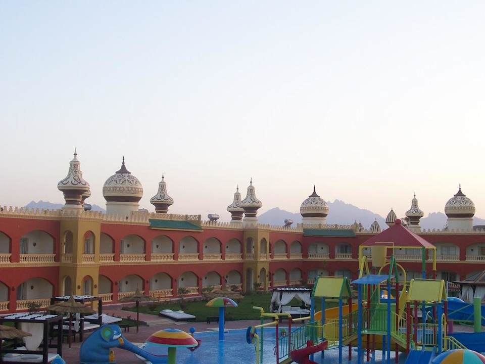 Widok na basen dla dzieci Pickalbatros Alf Leila Wa Leila Resort - Neverland Hurghada