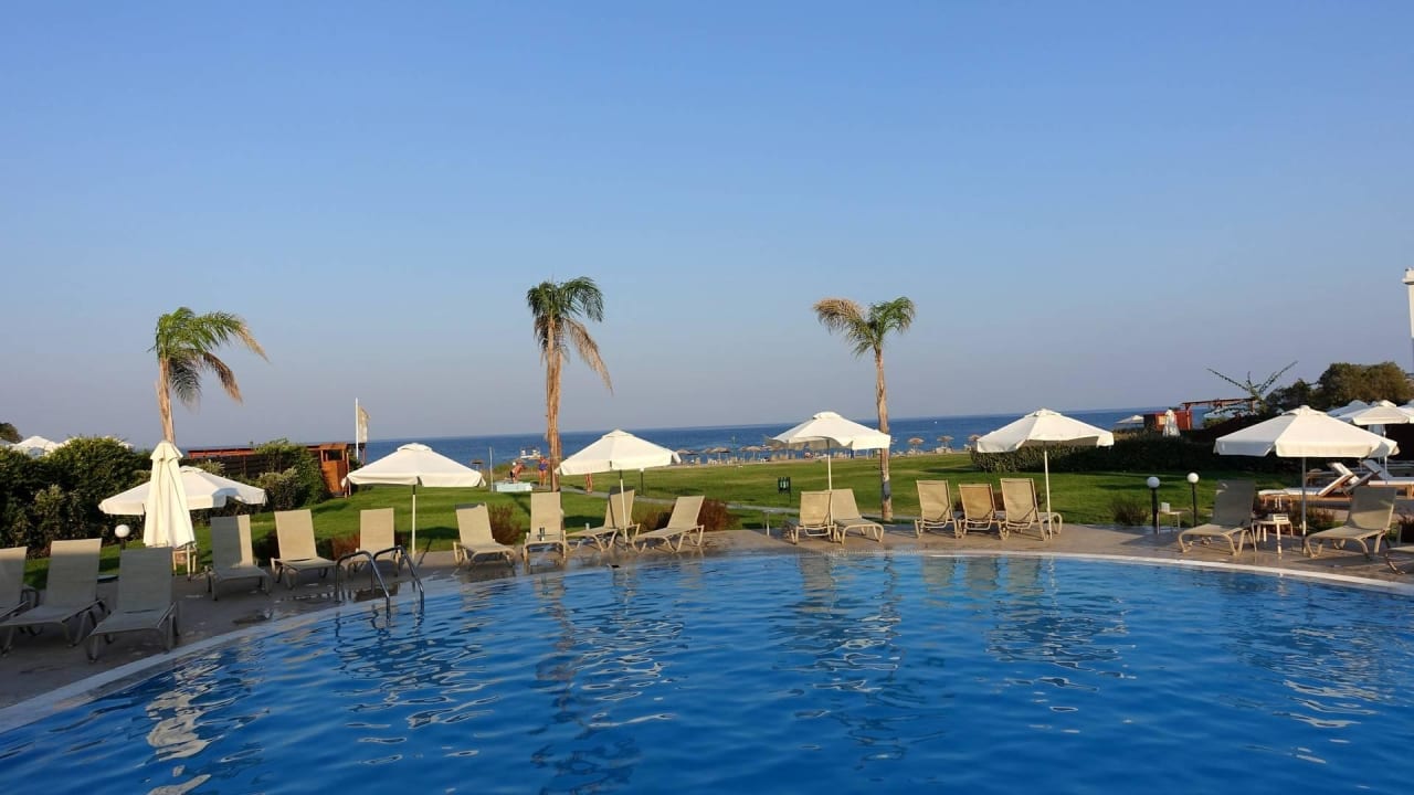 Pool nähe Strand Asterias Beach Resort