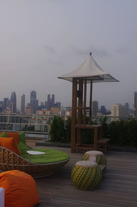 Sitzgelegenheiten am Ende der Poolanlage Hotel Jen Orchardgateway Singapore