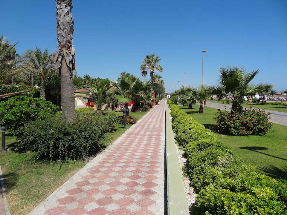 Schmaler Weg zwischen Hotel und Strand Kamelya Collection Fulya Hotel