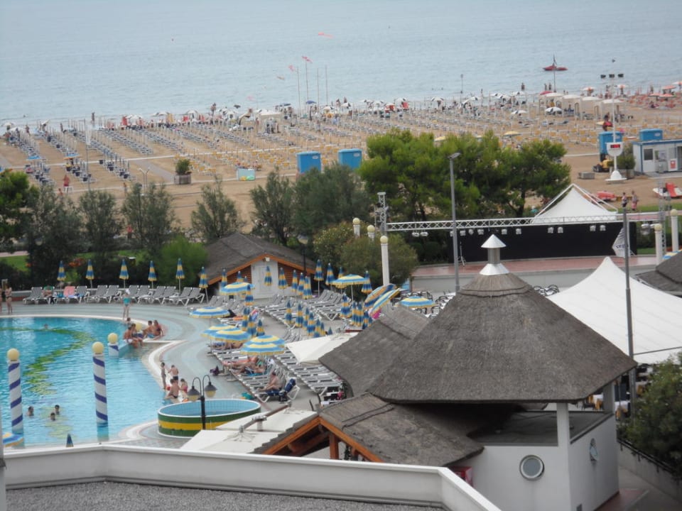 Poollandschaft mit Hotelstrand Aparthotel Holiday