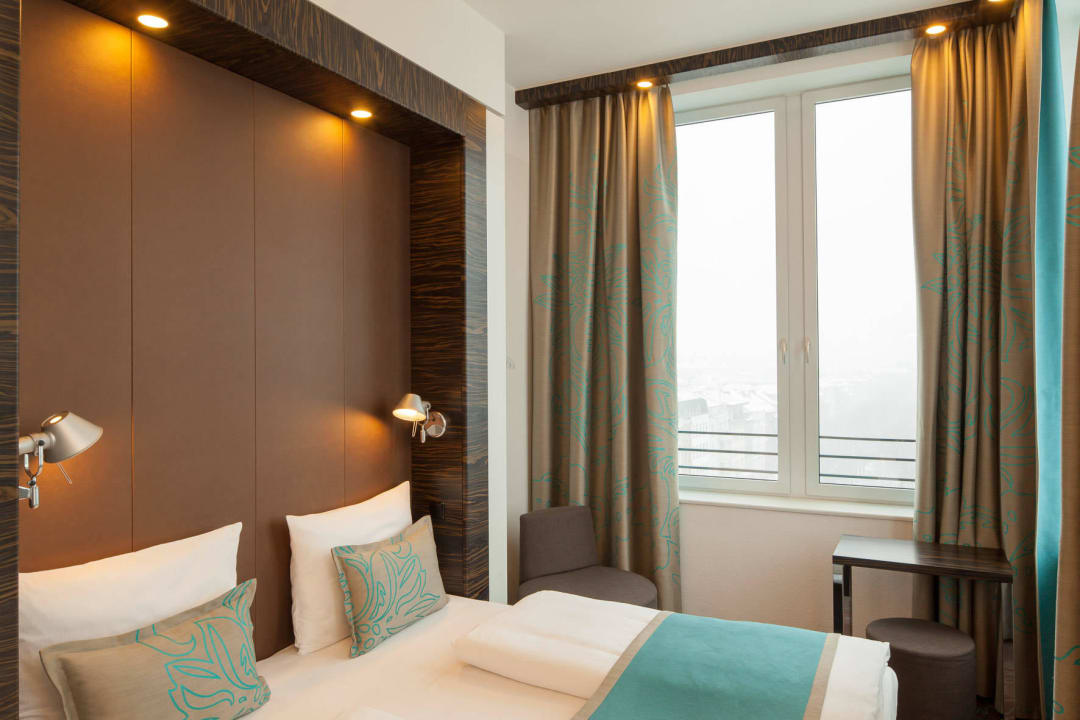 Standardzimmer  Motel One Wiesbaden