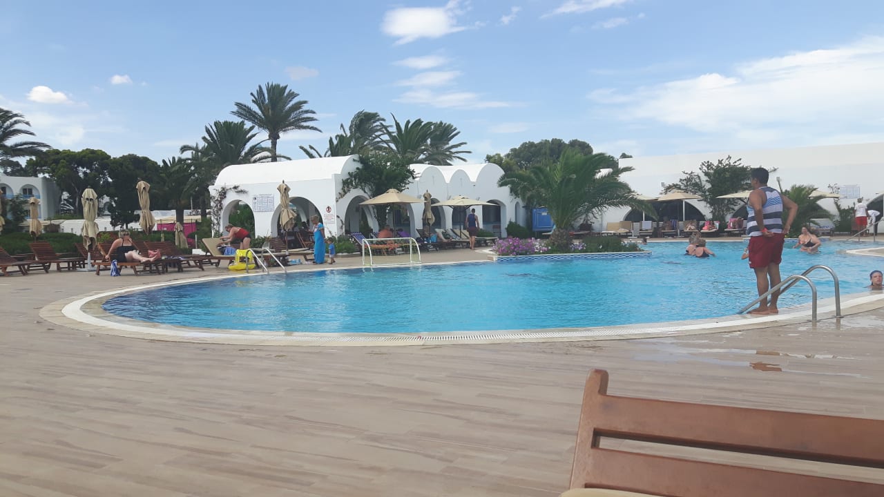 Der Pool mit der Poolbar hinten. Club Salammbô Hammamet