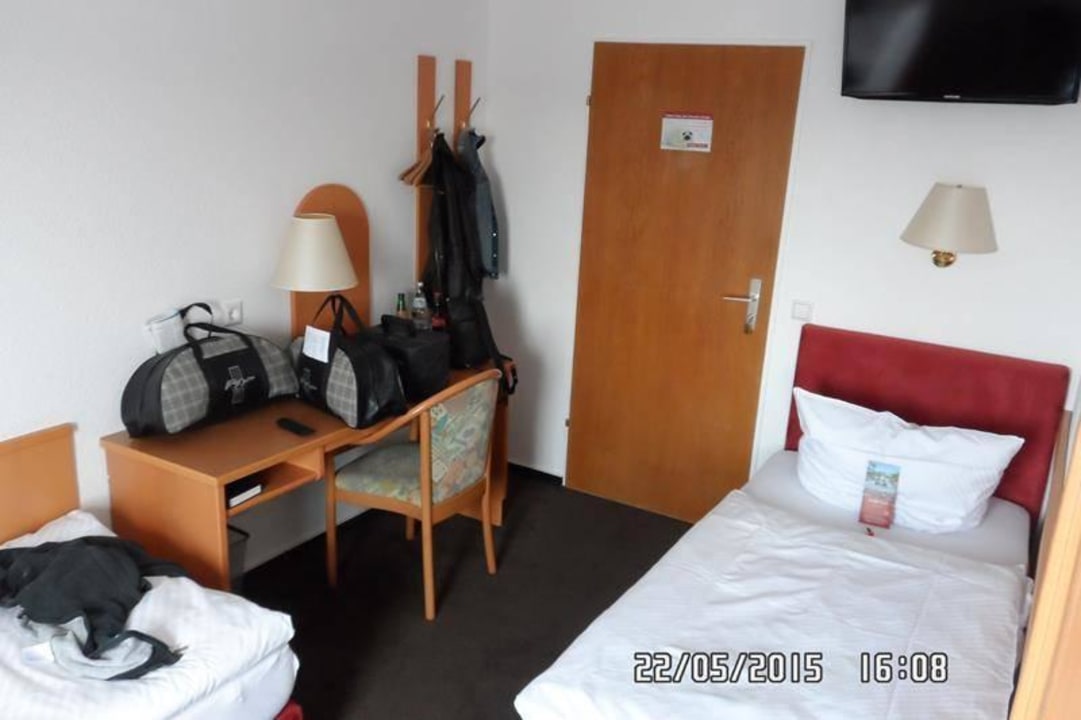 Kl. Schreibtisch und Bett 2 Hotel Zum Prinzen