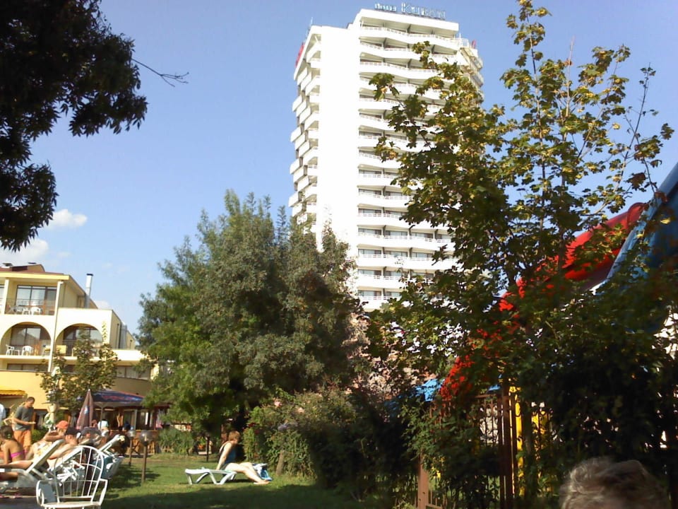 Liegewiese, Hotel Kuban (weiss)& Rutschen   Hotel Yavor Palace