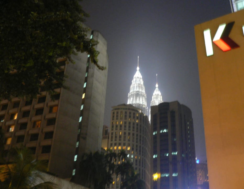Nebenan: Die illuminierten Petronas Towers Hotel Equatorial