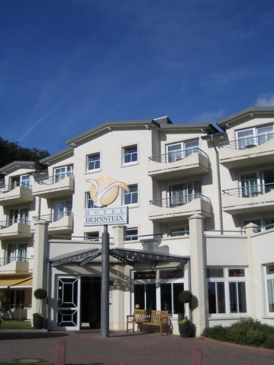 Blick auf die Frontseite des Hotels Hotel Bernstein Rügen