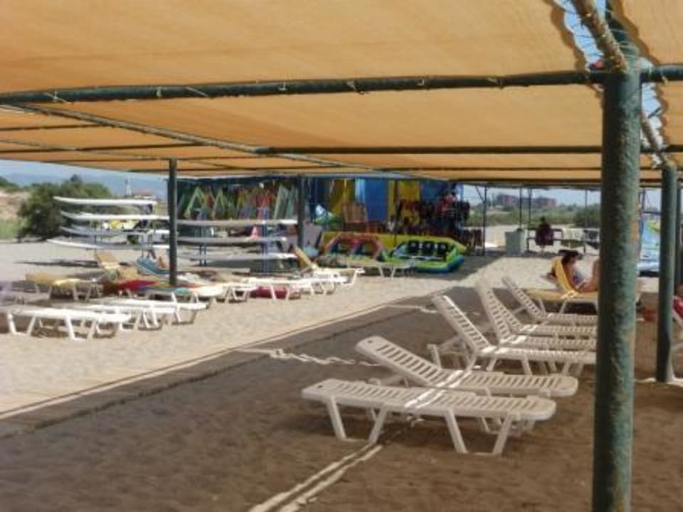 Strandliegen mit Sonnendach Calimera Serra Palace