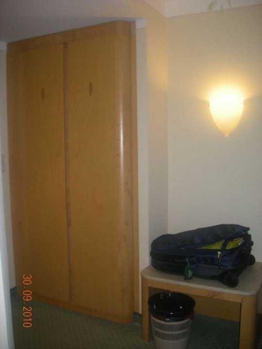 Kleiderschrank, Kofferablage Landhotel Irschenberg