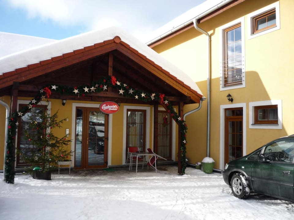 Links zum Bewirtungsraum, rechts ins Haus Golf Hotel Karolina