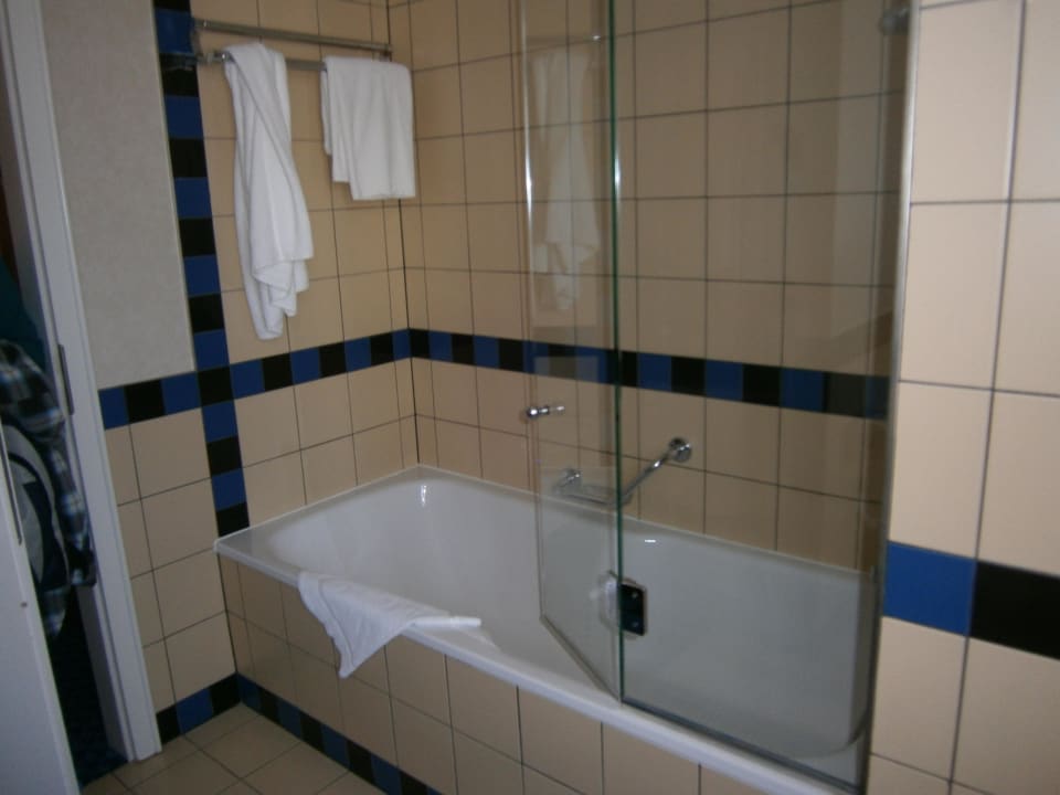 Große Wanne und Duschmöglichkeit Neptun Hotel Kühlungsborn