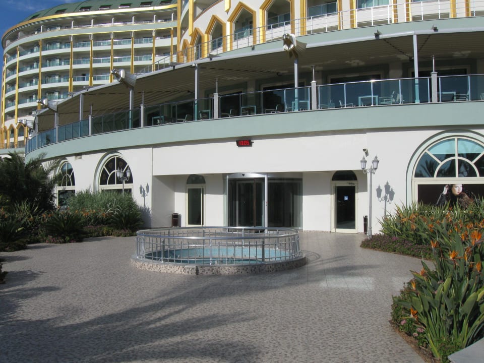Eingang zum Hotel vom Pool aus in die Ladenzeile Hotel Delphin Imperial