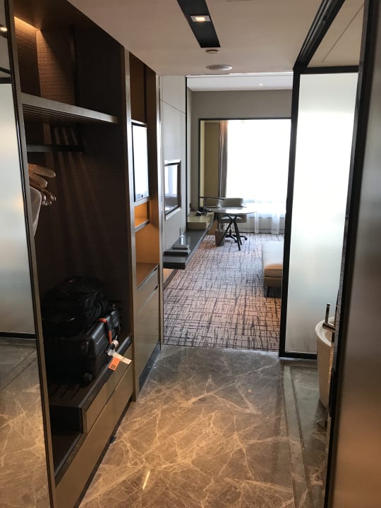 Superior King-Suite Eingangsbereich mit Blick ins Zimmer Crowne Plaza Shanghai Pujiang