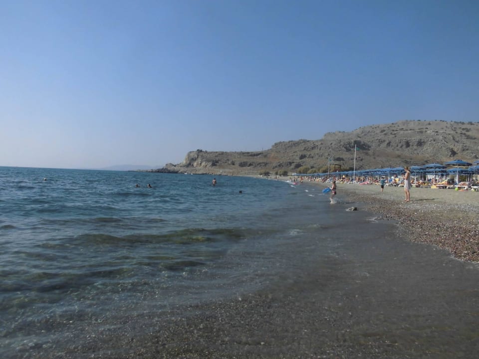 Strand vor dem Hotel, mit Steinplatten im Meer Lindos Princess Beach Resort & Spa