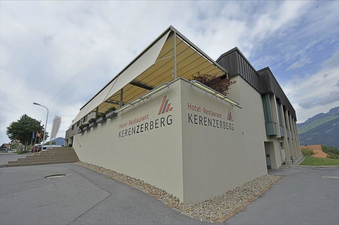Blick auf die Terrasse Hotel Kerenzerberg
